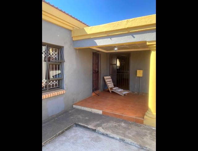 4 BEDROOM HOUSE FOR SALE IN PROTEA NORTH
